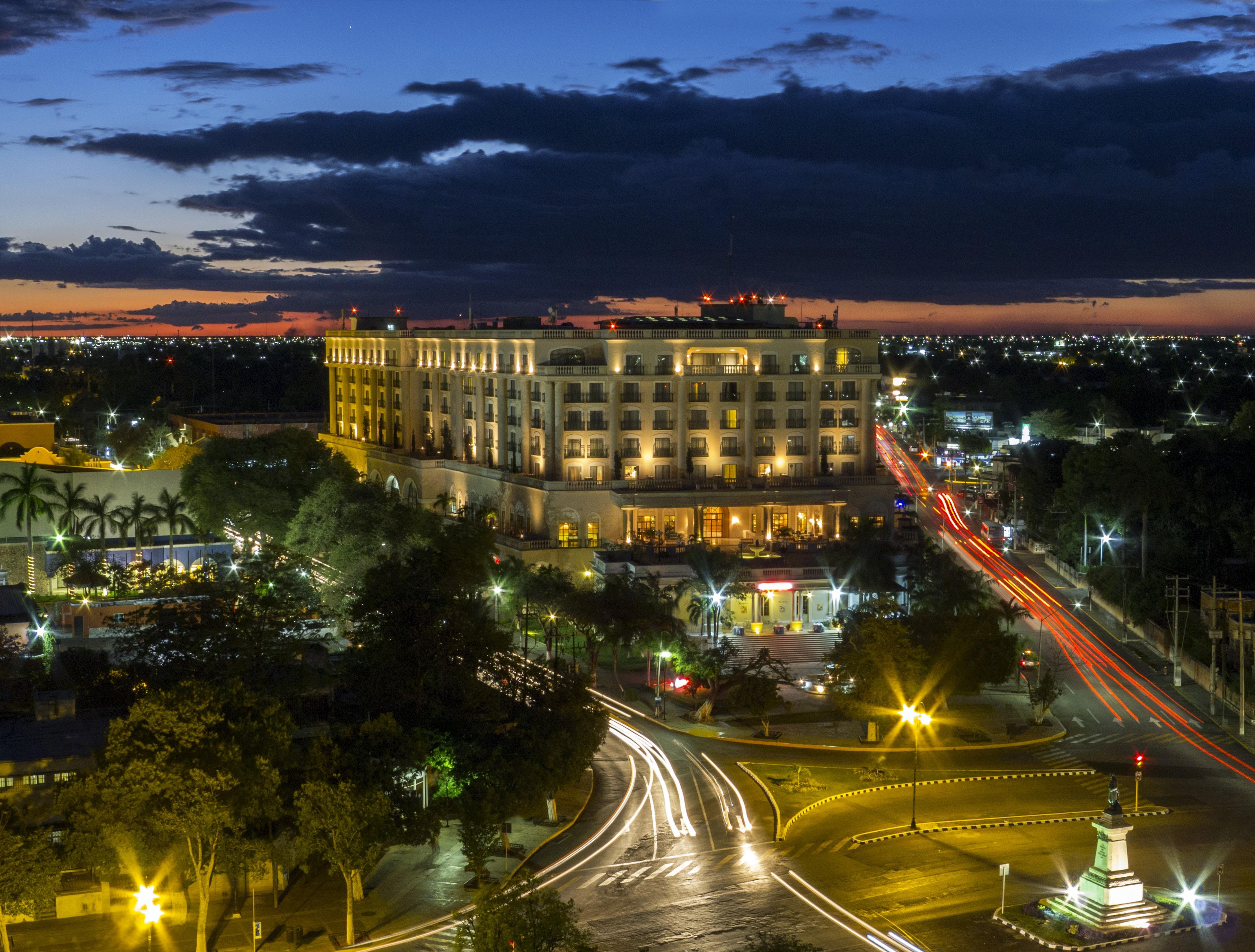 Fiesta Americana Merida Exterior photo The hotel at night