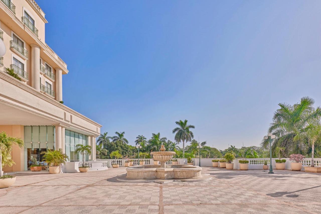 Fiesta Americana Merida Exterior photo Fountain at the entrance of the hotel