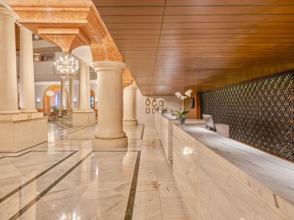Fiesta Americana Merida Exterior photo The lobby of the hotel